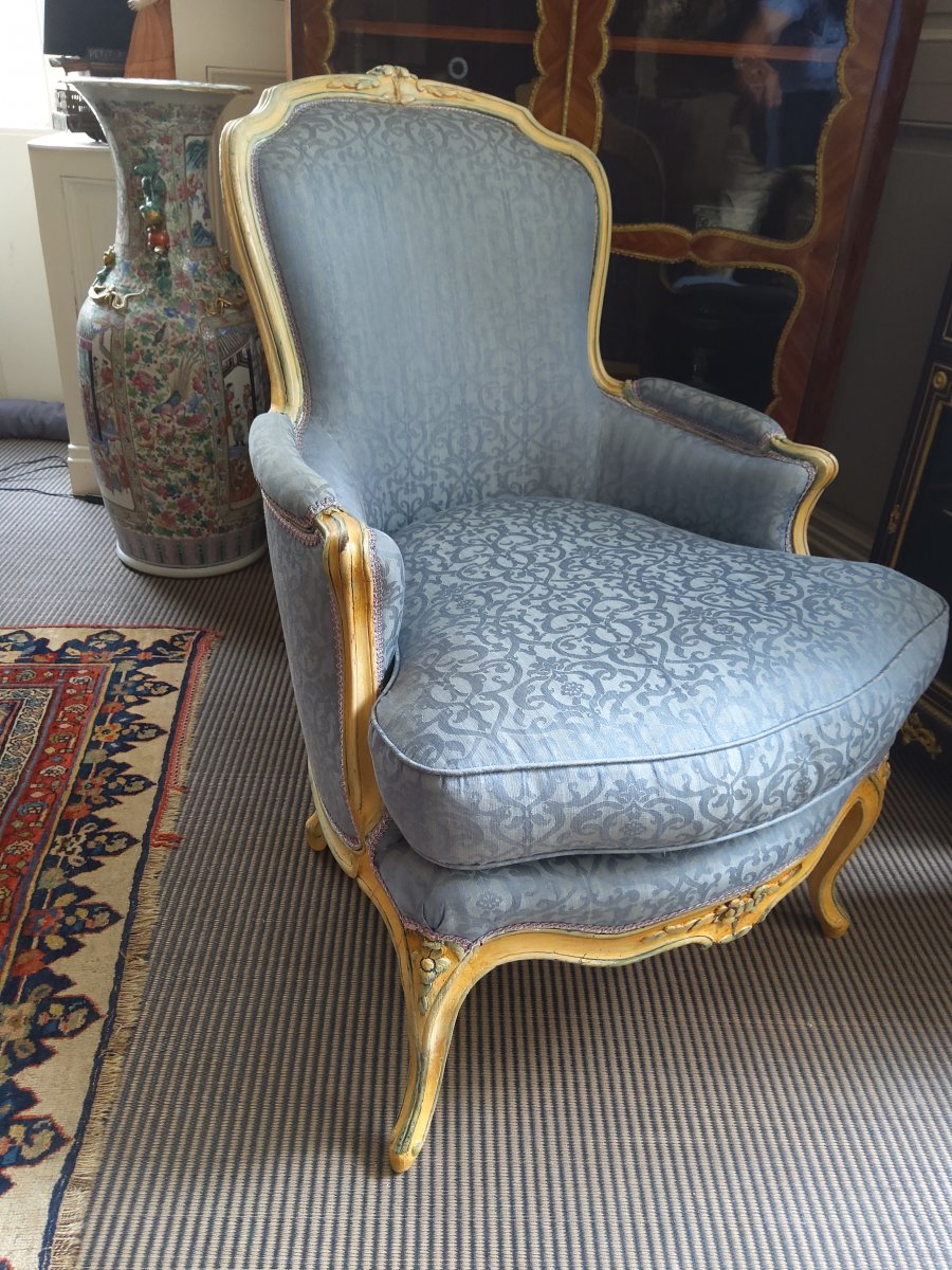 bergère  d époque louis XV  rechampi bleu sur fond crème